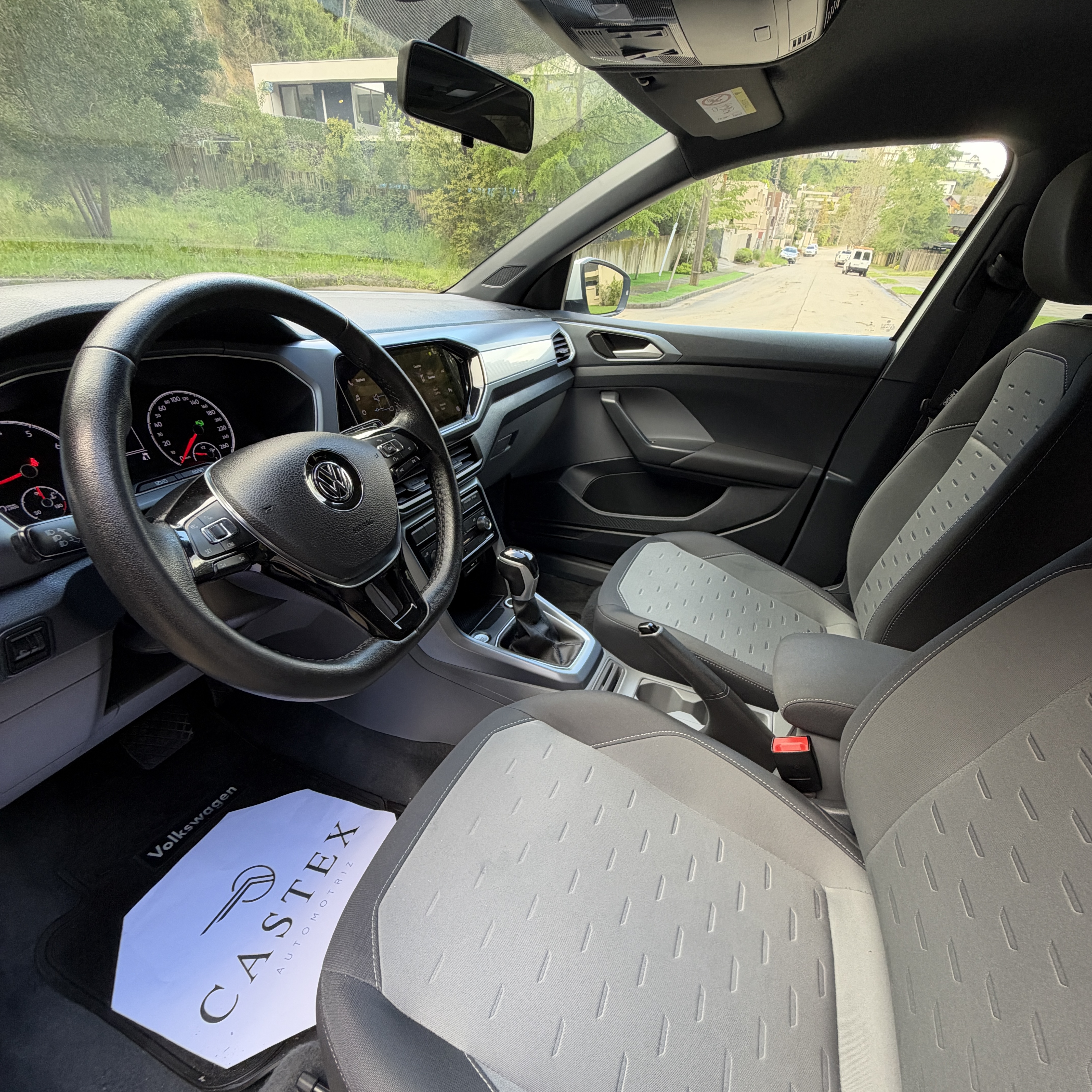 Volkswagen T-Cross — foto 10 de 15